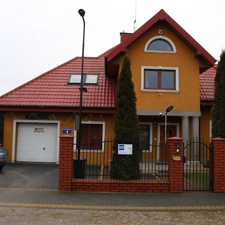 Dworek W Zieleni Варшава Экстерьер фото