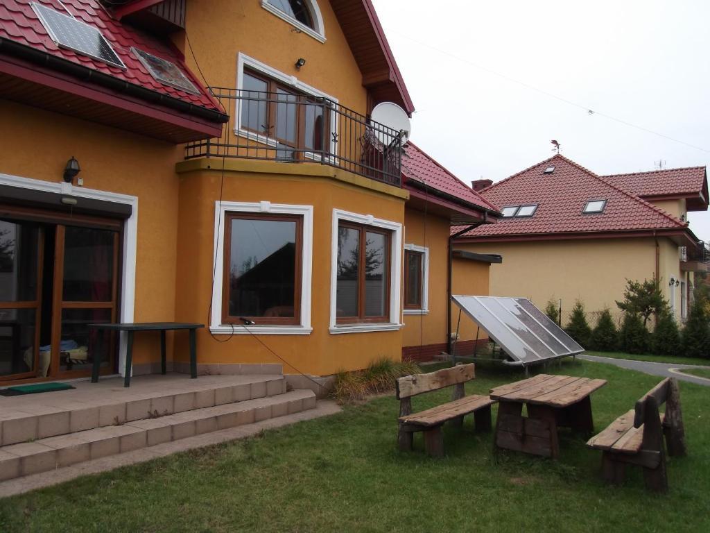 Dworek W Zieleni Варшава Экстерьер фото
